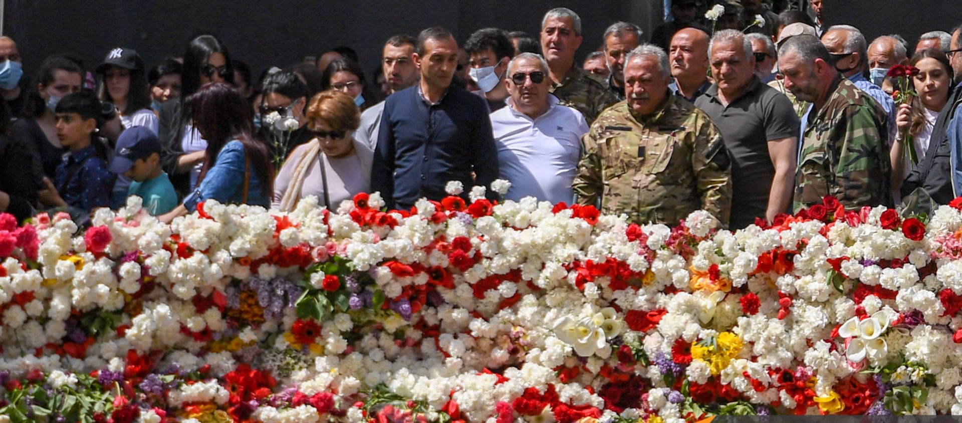 Сасун Микаелян в Мемориальном комплексе Цицернакаберд (24 апреля 2021). Еревaн - Sputnik Արմենիա, 1920, 24.04.2021