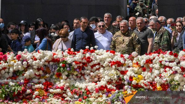 Сасун Микаелян в Мемориальном комплексе Цицернакаберд (24 апреля 2021). Еревaн - Sputnik Армения