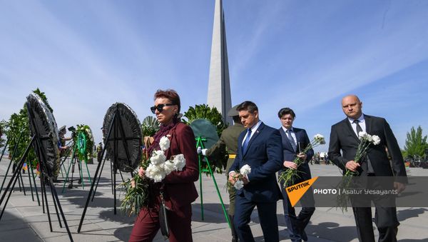 Депутат Госдумы РФ Павел Шперов, депутаты Совета Федерации РФ Татьяна Кусайко и Юрий Архаров в сопровождении депутата НС РА Алексея Сандикова в Мемориальном комплексе Цицернакаберд (24 апреля 2021). Еревaн - Sputnik Армения