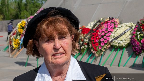 Член Палаты лордов Великобритании Керолайн Кокс в Мемориальном комплексе Цицернакаберд (24 апреля 2021). Еревaн - Sputnik Արմենիա