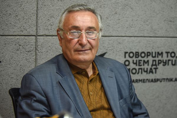 Декан факультета истории ЕГУ Эдик Минасян в гостях радио Sputnik - Sputnik Արմենիա