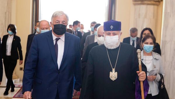 Католикос Гарегин II принял делегацию Сената Франции во главе с Председателем Сената Франции Жераром Ларше (25 апреля 2021). Эчмиадзин - Sputnik Армения
