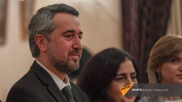 Замминистра МОНКС Ара Хзмалян в парадном зале Национального академического театра оперы и балета им. А. Спендиаряна (26 апреля 2021). Еревaн - Sputnik Армения