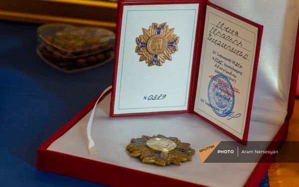 Боевая награда героически погибшего в карабахской войне экс-чемпиона Армении по боксу Авага Назаряна - Sputnik Армения