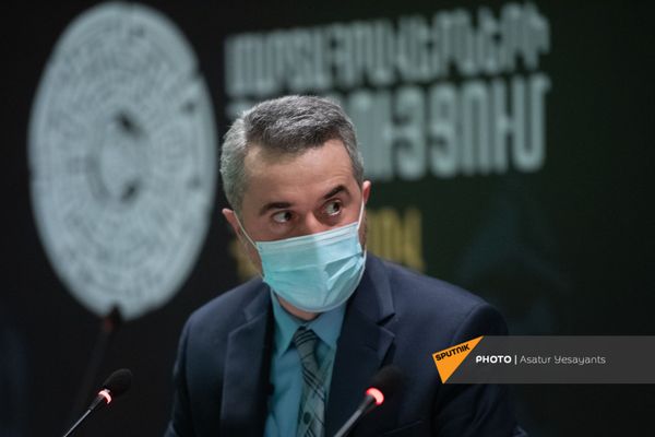 ԿԳՄՍ փոխնախարար Արա խզմալյանը «Արցախի վտանգված ժառանգությունը. մարտահրավերների հանգույցում» խորագրով համաժողովի ժամանակ։ - Sputnik Արմենիա