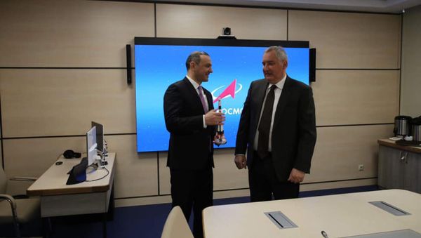 Секретарь совета безопасности РА Армен Григорян с генеральным директором Госкорпорации Роскосмос Дмитрием Рогозиным в Москве - Sputnik Армения