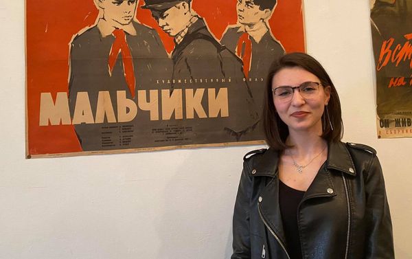 Студентка ЕГУ Сюзанна Нороян на показе оригинальных киноплакатов советских лет (28 апреля 2021). Гюмри Студентка ЕГУ Сюзанна Нороян на показе оригинальных киноплакатов советских лет (28 апреля 2021). Гюмри - Sputnik Армения
