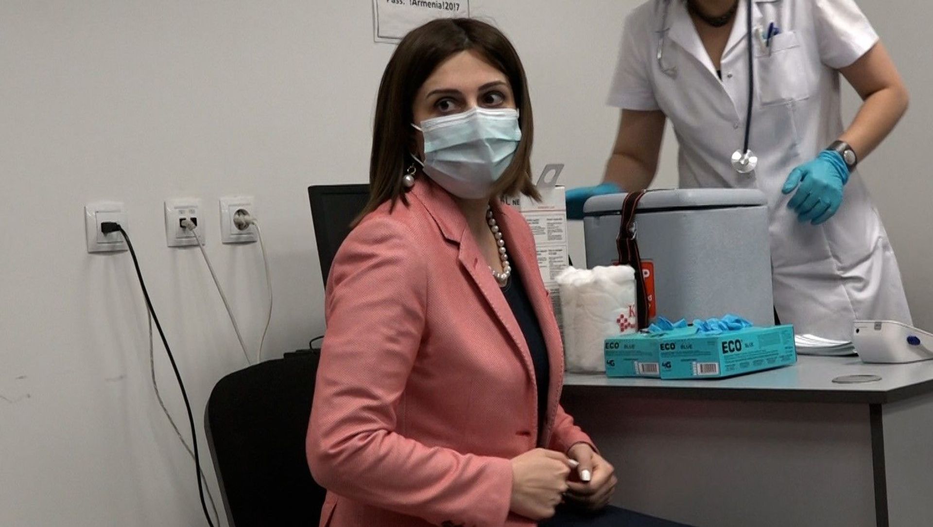 Министр здравоохранения Анаит Аванесян во время получения прививки (28 апреля 2021). Еревaн Министр здравоохранения Анаит Аванесян во время получения прививки (28 апреля 2021). Еревaн - Sputnik Армения, 1920, 29.04.2021
