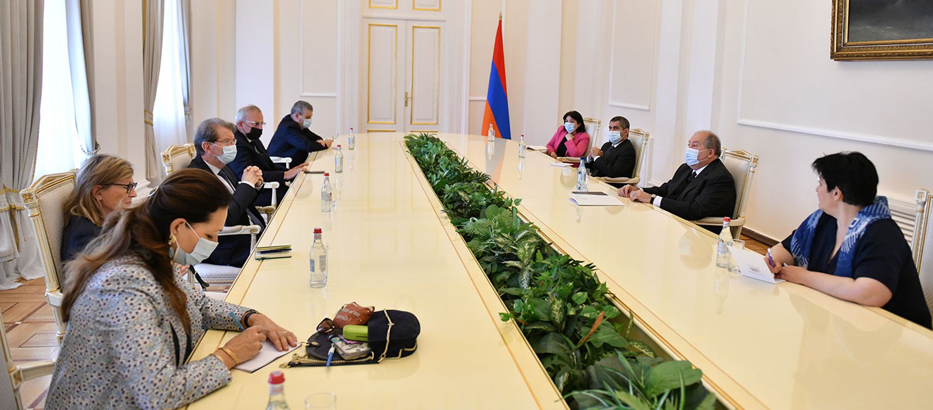 Президент Армен Саркисян принял французскую парламентскую делегацию во главе с заместителем председателя группы дружбы Франция-Армения НС Франции, председателем Кружка дружбы Франция - Арцах Ги Тесье (29 апреля 2021). Еревaн Президент Армен Саркисян принял французскую парламентскую делегацию во главе с заместителем председателя группы дружбы Франция-Армения НС Франции, председателем Кружка дружбы Франция - Арцах Ги Тесье (29 апреля 2021). Еревaн - Sputnik Армения, 1920, 29.04.2021