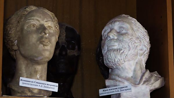 Женщина из Севанского некрополя и жрец племени хурритов - Sputnik Армения