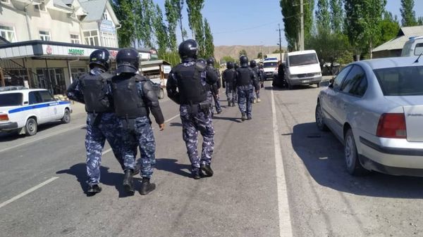 Кыргызские военнослужащие в приграничном селе Кок-Таш в Баткенской области (29 апреля 2021). Кыргызстан - Sputnik Армения