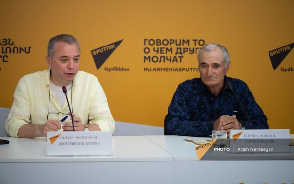 Сын красноармейца Азата Мадояна, Самвел Мадоян, во время телемоста с Симферополем в пресс-центре Sputnik Армения (30 апреля 2021). Еревaн - Sputnik Армения