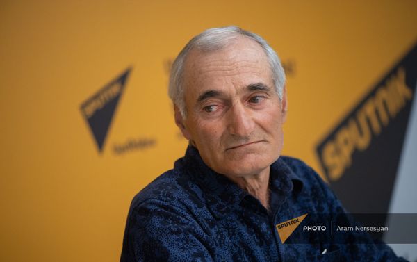 Сын красноармейца Азата Мадояна, Самвел Мадоян, во время телемоста с Симферополем в пресс-центре Sputnik Армения (30 апреля 2021). Еревaн - Sputnik Армения