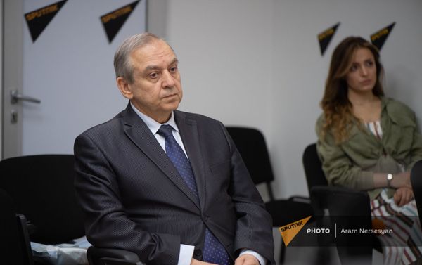 Постпред Крыма при президенте РФ, вице-премьер правительства Георгий Мурадов во время телемоста с Симферополем в пресс-центре Sputnik Армения (30 апреля 2021). Еревaн - Sputnik Армения