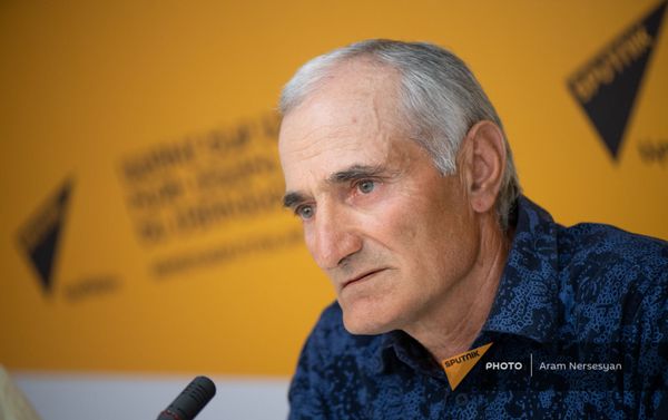 Сын красноармейца Азата Мадояна, Самвел Мадоян, во время телемоста с Симферополем в пресс-центре Sputnik Армения (30 апреля 2021). Еревaн - Sputnik Армения