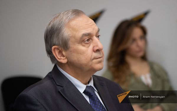 Постпред Крыма при президенте РФ, вице-премьер правительства Георгий Мурадов во время телемоста с Симферополем в пресс-центре Sputnik Армения (30 апреля 2021). Еревaн - Sputnik Армения