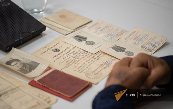 Документы на медаль Азата Мадояна в пресс-центре Sputnik Армения (30 апреля 2021). Еревaн - Sputnik Армения