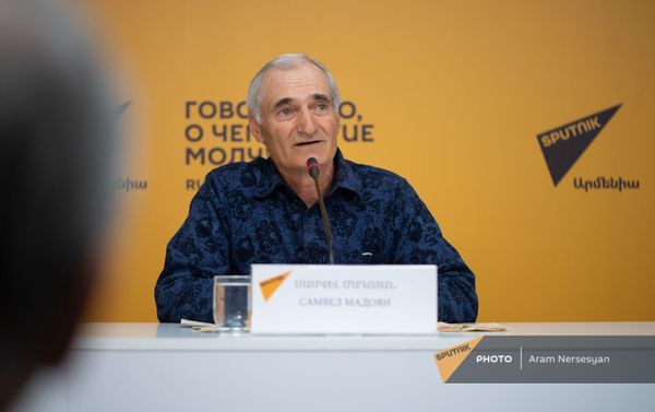 Сын красноармейца Азата Мадояна, Самвел Мадоян, во время телемоста с Симферополем в пресс-центре Sputnik Армения (30 апреля 2021). Еревaн - Sputnik Армения