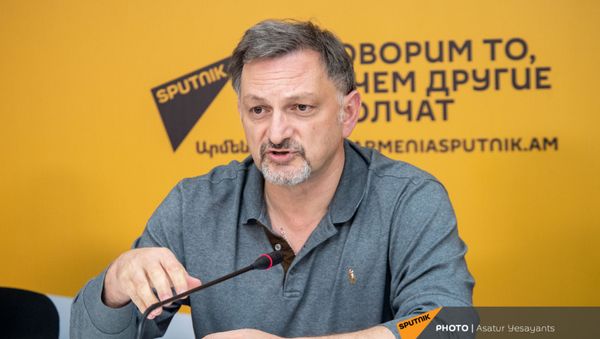 Армен Акопджанян во время пресс-конференции фонда Вечная нация в мультимедийном пресс-центре Sputnik Армения (30 апреля 2021). Еревaн - Sputnik Армения