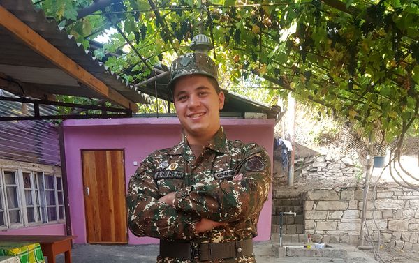 Погибший в карабахской войне 20-летний Гор Аветикян в дни войны Погибший в карабахской войне 20-летний Гор Аветикян в дни войны - Sputnik Армения