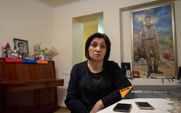 Мама Грайра Еганяна, Шушан, рассказывает о погибшем сыне Мама Грайра Еганяна, Шушан, рассказывает о погибшем сыне - Sputnik Армения