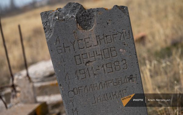 Надгробия могил на азербайджанском кладбище в Сотке - Sputnik Армения