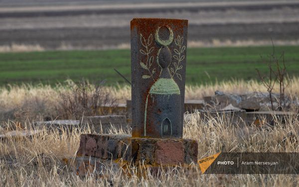 Надгробия могил на азербайджанском кладбище в Сотке - Sputnik Армения
