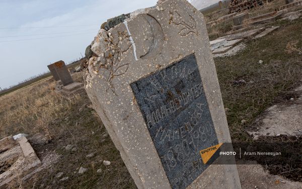 Надгробия могил на азербайджанском кладбище в Сотке - Sputnik Армения