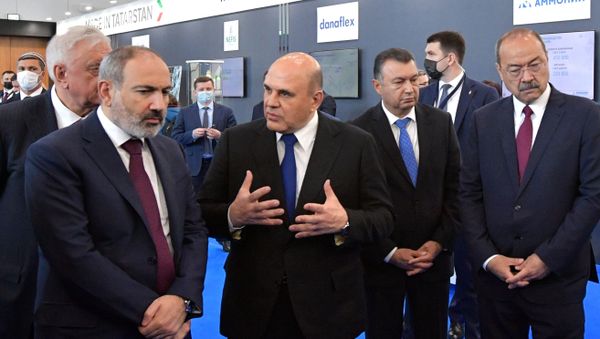 И.о премьер-министра Армении Никол Пашинян и премьер-министр РФ Михаил Мишустин во время осмотра выставочной экспозиции МВЦ Казань Экспо (30 апреля 2021). Казань - Sputnik Армения