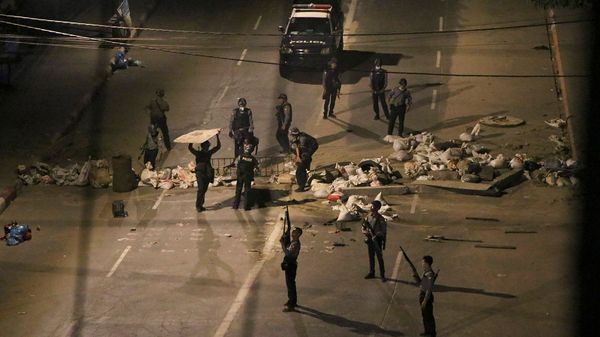Вооруженная полиция снимает временные заграждения, установленные протестующими в центре Янгона (21 марта 2021). Мьянма - Sputnik Армения