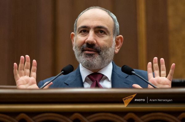 Премьер-министр Никол Пашинян отвечает на вопросы депутатов во время внеочередного заседания Парламента (3 мая 2021). Еревaн Премьер-министр Никол Пашинян отвечает на вопросы депутатов во время внеочередного заседания Парламента (3 мая 2021). Еревaн - Sputnik Армения