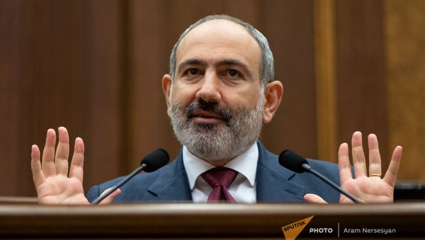 Премьер-министр Никол Пашинян отвечает на вопросы депутатов во время внеочередного заседания Парламента (3 мая 2021). Еревaн - Sputnik Армения
