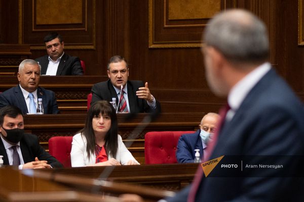 Премьер-министр Никол Пашинян отвечает на вопросы депутатов во время внеочередного заседания Парламента (3 мая 2021). Еревaн Премьер-министр Никол Пашинян отвечает на вопросы депутатов во время внеочередного заседания Парламента (3 мая 2021). Еревaн - Sputnik Армения