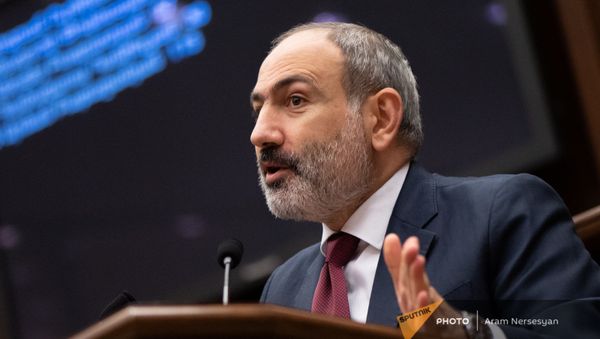 Премьер-министр Никол Пашинян отвечает на вопросы депутатов во время внеочередного заседания Парламента (3 мая 2021). Еревaн - Sputnik Армения