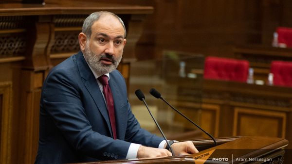 Премьер-министр Никол Пашинян отвечает на вопросы депутатов во время внеочередного заседания Парламента (3 мая 2021). Еревaн - Sputnik Армения