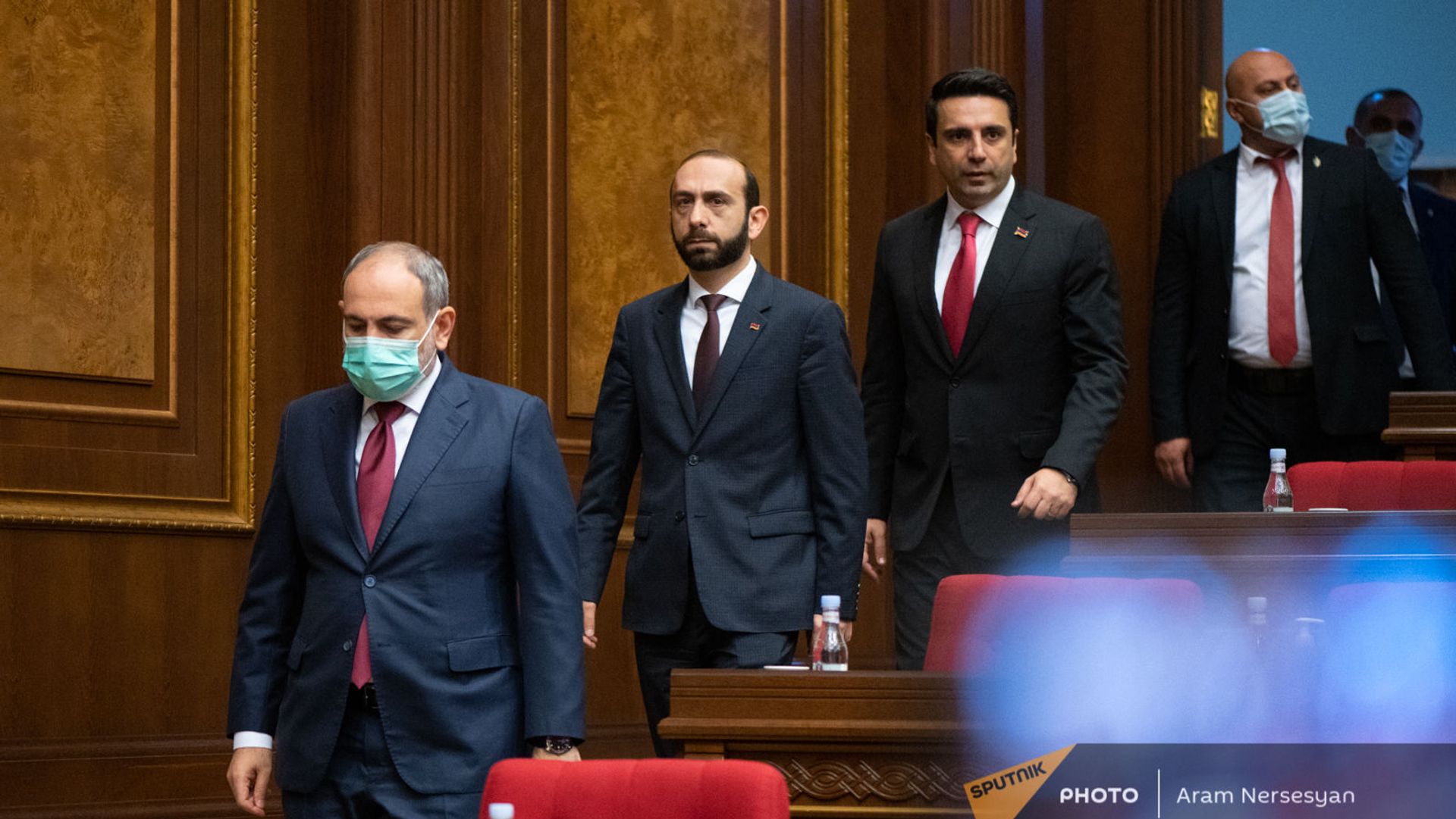 Премьер-министр Никол Пашинян заходит в зал заседаний перед началом внеочередного заседания Парламента (3 мая 2021). Еревaн Премьер-министр Никол Пашинян заходит в зал заседаний перед началом внеочередного заседания Парламента (3 мая 2021). Еревaн - Sputnik Армения, 1920, 19.07.2021