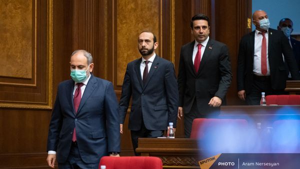 Премьер-министр Никол Пашинян заходит в зал заседаний перед началом внеочередного заседания Парламента (3 мая 2021). Еревaн - Sputnik Армения