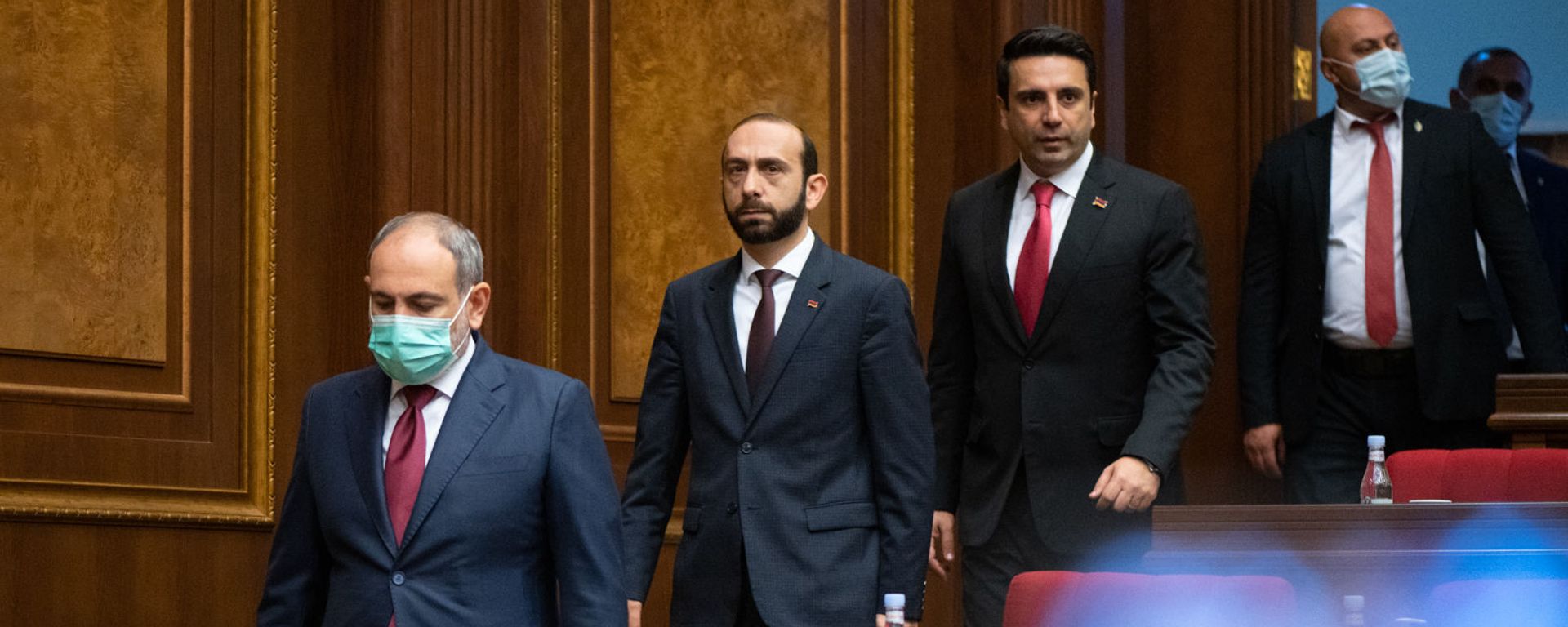 Премьер-министр Никол Пашинян заходит в зал заседаний перед началом внеочередного заседания Парламента (3 мая 2021). Еревaн - Sputnik Армения, 1920, 19.07.2021