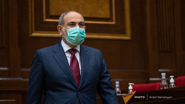 Премьер-министр Никол Пашинян заходит в зал заседаний перед началом внеочередного заседания Парламента (3 мая 2021). Еревaн - Sputnik Արմենիա