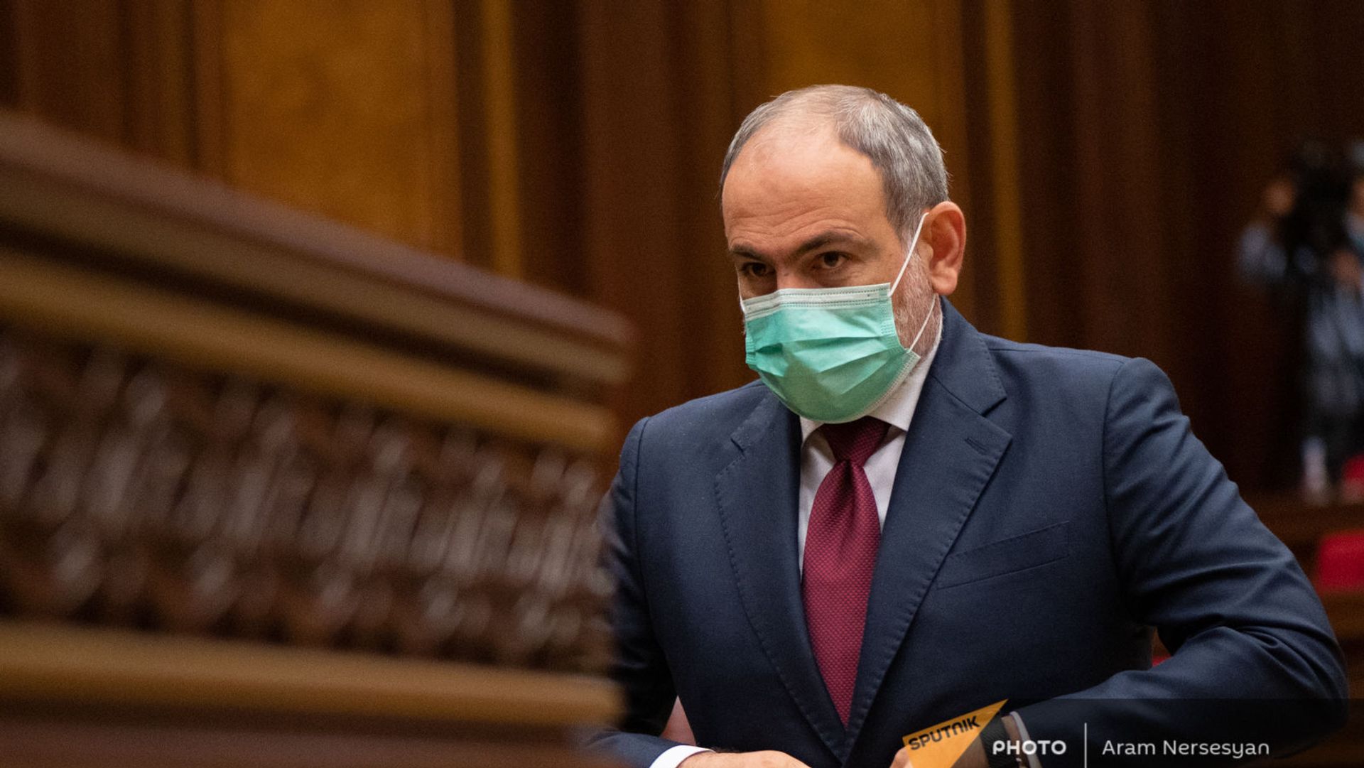Премьер-министр Никол Пашинян подходит к кафедре во время внеочередного заседания Парламента (3 мая 2021). Еревaн Премьер-министр Никол Пашинян подходит к кафедре во время внеочередного заседания Парламента (3 мая 2021). Еревaн - Sputnik Армения, 1920, 03.05.2021