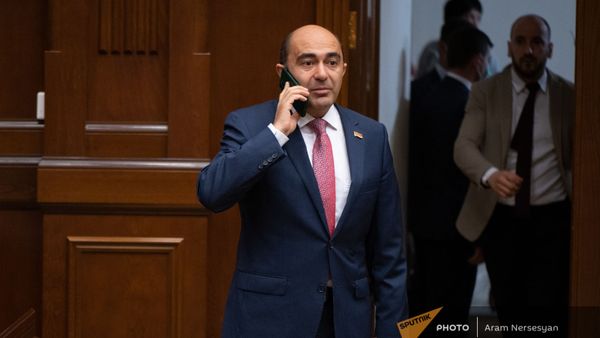 Руководитель фракции Просвещенная Армения Эдмон Марукян заходит в зал заседаний перед началом внеочередного заседания Парламента (3 мая 2021). Еревaн - Sputnik Արմենիա