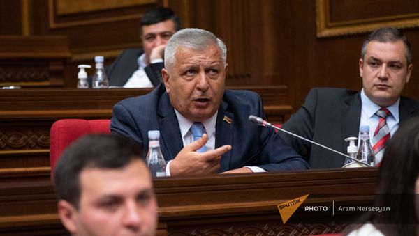 Депутат Сергей Багратян задает вопрос премьер-министру во время внеочередного заседания Парламента (3 мая 2021). Еревaн - Sputnik Արմենիա