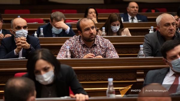 Депутаты фракции Мой шаг во время внеочередного заседания Парламента (3 мая 2021). Еревaн - Sputnik Արմենիա