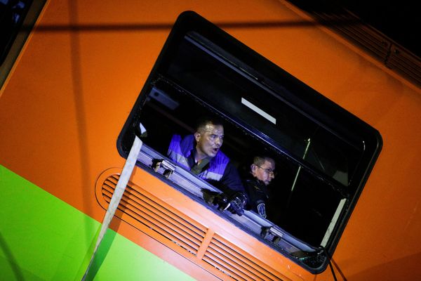 Спасатели работают на месте обрушения эстакады с поездом на оживленную дорогу в Мехико (4 мая 2021). Мексика - Sputnik Армения