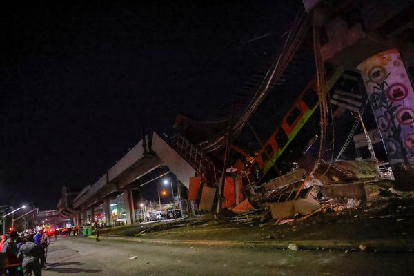 Вид на обрушенную эстакаду с поездом на оживленную дорогу в Мехико (4 мая 2021). Мексика - Sputnik Армения