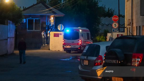 Автомобиль скорой помощи въезжает на территорию аэропорта Эребуни (4 мая 2021). Еревaн - Sputnik Արմենիա