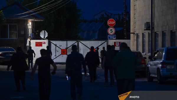 Родственники военнопленных у КПП аэропорта Эребуни (4 мая 2021). Еревaн - Sputnik Армения
