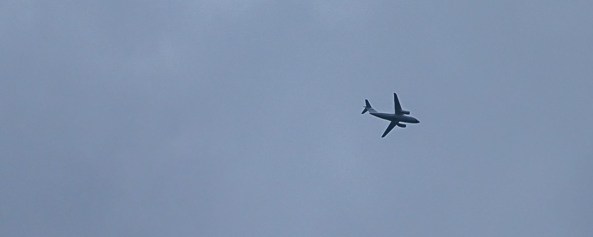 Самолет с освобожденными военнопленными на борту пролетает над аэропортом Эребуни (4 мая 2021). Еревaн - Sputnik Արմենիա, 1920, 28.08.2021