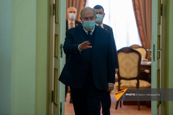 Президент Армен Саркисян во время вечера, посвященного на программе психологической поддержки Зартонк (5 мая 2021). Еревaн Президент Армен Саркисян во время вечера, посвященного на программе психологической поддержки Зартонк (5 мая 2021). Еревaн - Sputnik Армения