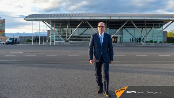 Глава МИД Армении Ара Айвазян в аэропорту встречает Сергея Лаврова, прибывшего в Армению с официальным визитом (5 мая 2021). Ереван Глава МИД Армении Ара Айвазян в аэропорту встречает Сергея Лаврова, прибывшего в Армению с официальным визитом (5 мая 2021). Ереван - Sputnik Армения
